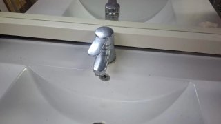 Mueble de baño con espejo y grifo