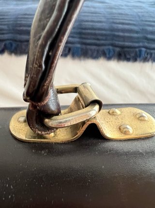 Bolso de mano marrón con detalle dorado