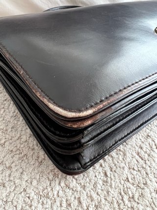 Bolso de mano marrón con detalle dorado