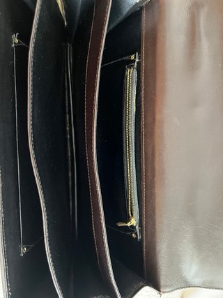 Bolso de mano marrón con detalle dorado
