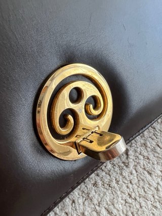 Bolso de mano marrón con detalle dorado