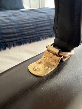 Bolso de mano marrón con detalle dorado