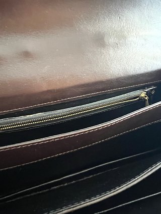 Bolso de mano marrón con detalle dorado