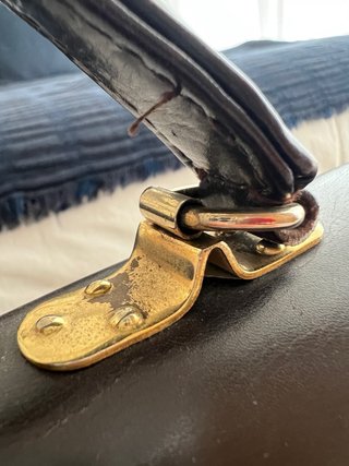Bolso de mano marrón con detalle dorado