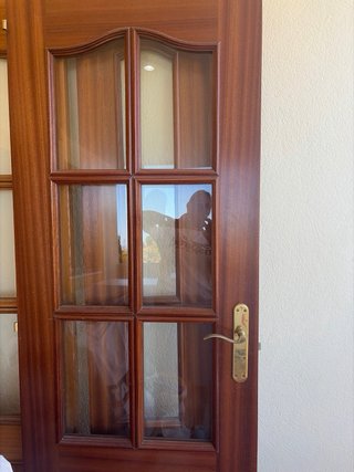 Puerta de madera con cristales. Precio unitaria