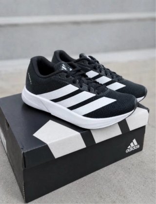Zapatillas Adidas Negras y Blancas