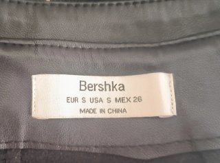 Falda negra efecto piel Bershka