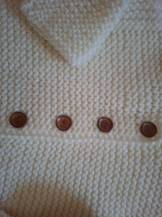 Chaqueta de punto color crudo con botones