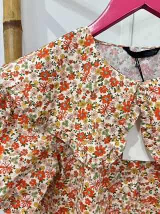 Blusa floral cuello babero