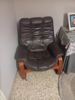 Sillón de cuero marrón  de madera y cuero