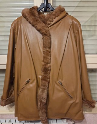 Chaquetón de cuero con capucha y forro de piel