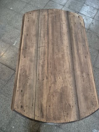 Mesa antigua redonda de madera con cajón
