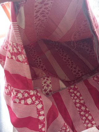 Mochila de tela a rayas y flores