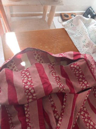 Mochila de tela a rayas y flores