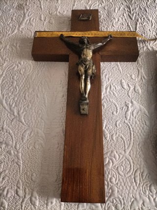 Cruz de madera antigua con Cristo de metal