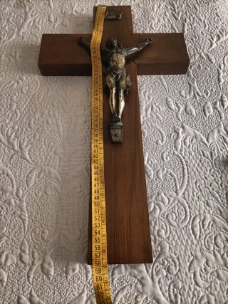 Cruz de madera antigua con Cristo de metal