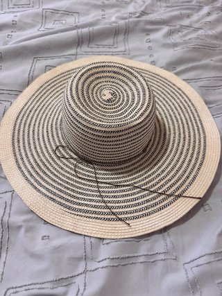 Sombrero de playa beige y negro