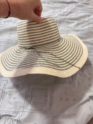 Sombrero de playa beige y negro