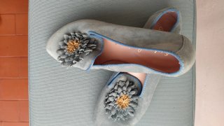 Zapatos Planos Gris con Detalle Floral