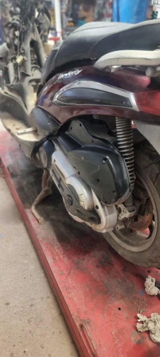 Moto Scooter Marrón y Plata