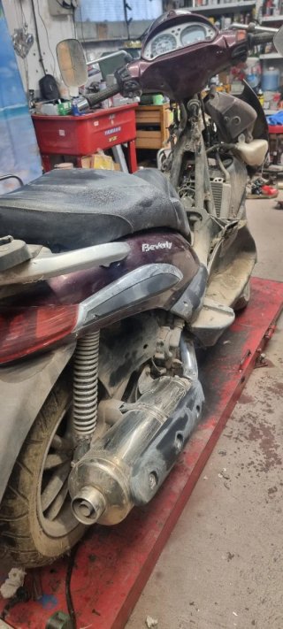Moto Scooter Marrón y Plata