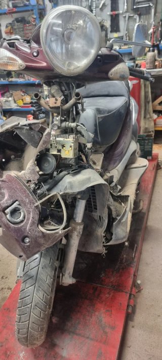 Moto Scooter Marrón y Plata