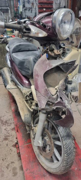 Moto Scooter Marrón y Plata