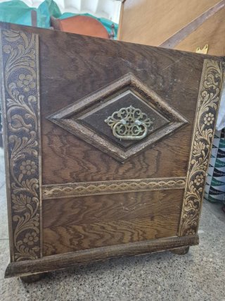 Arca o baúl antiguo de madera estilo portugués