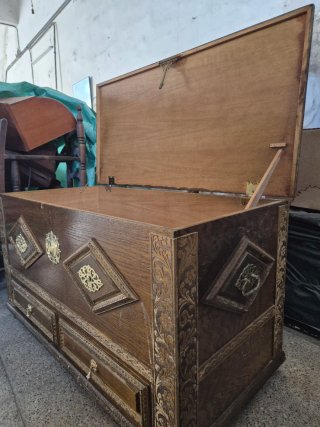 Arca o baúl antiguo de madera estilo portugués