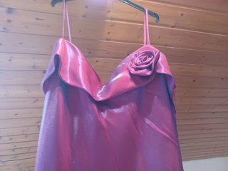Vestido de fiesta fucsia con flor