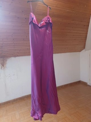 Vestido de fiesta fucsia con flor