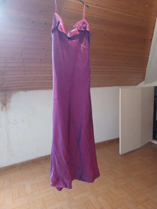 Vestido de fiesta fucsia con flor
