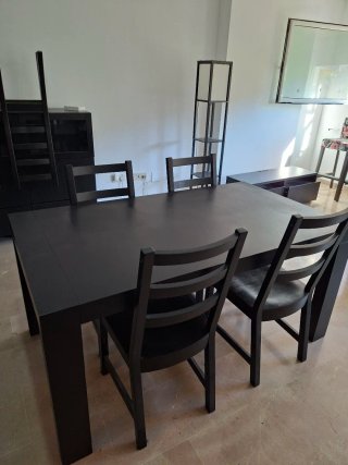 Mesa extensible de comedor de madera oscura