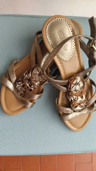 Sandalias Clarks Doradas