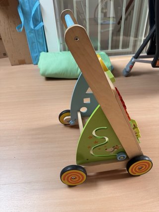 Andador de madera para bebé