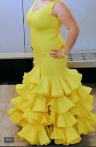 Traje de flamenca amarillo y morado