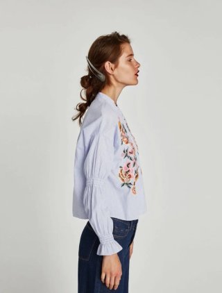 Blusa bordada flores Zara