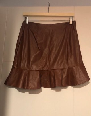Falda cuero marrón volante