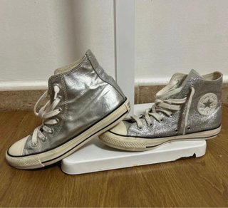 Converse plateadas brillantes