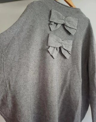Blusa de lã cinza com laços