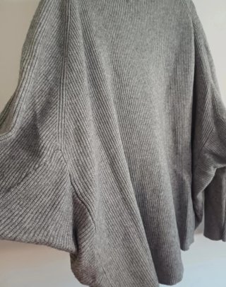 Blusa de lã cinza com laços
