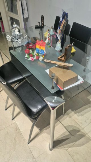 Vendo mesa de cristal templado y regalo 4 sillas