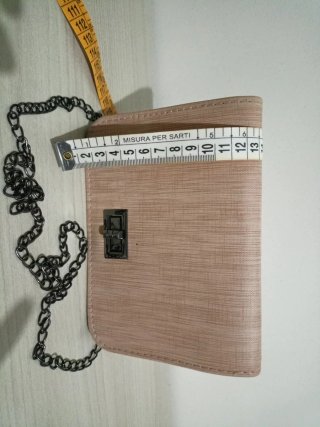 Borsetta rosa con tracolla a catena