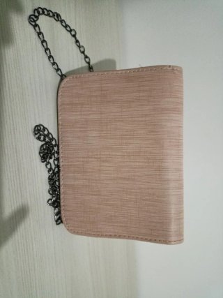Borsetta rosa con tracolla a catena