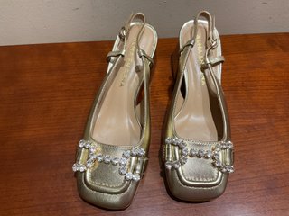 Zapatos Alma en Pena dorados talla 36