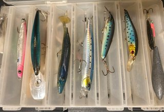 Lote señuelos pesca + caja Caperlan