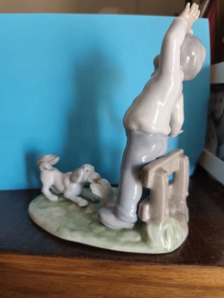 Figura de Porcelana: Niño y Perro Jugando