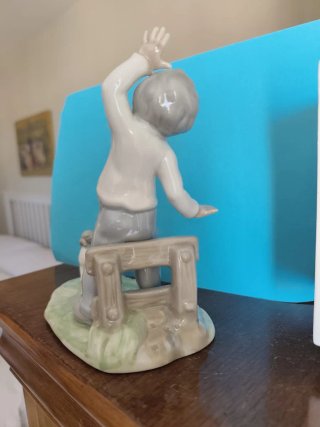 Figura de Porcelana: Niño y Perro Jugando