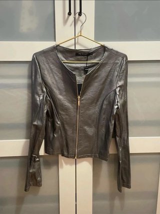 Chaqueta cuero plateada cremallera