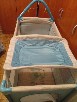 Cuna de viaje plegable azul y crema